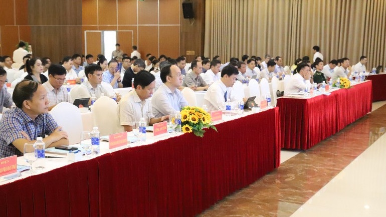 Các đại biểu và học viên dự hội nghị.